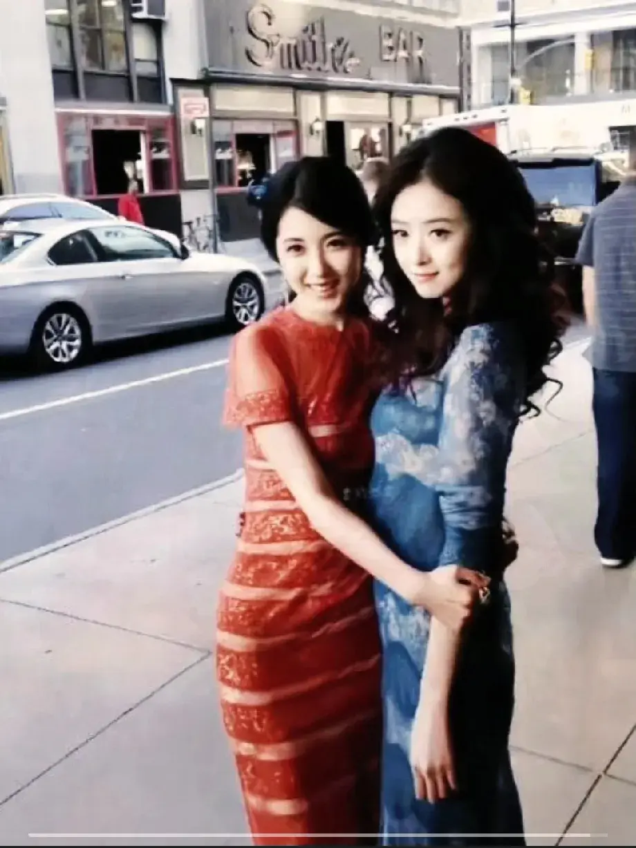 蒋欣身旁的小姐姐气质真出众，红裙明艳动人，笑容太治愈了！