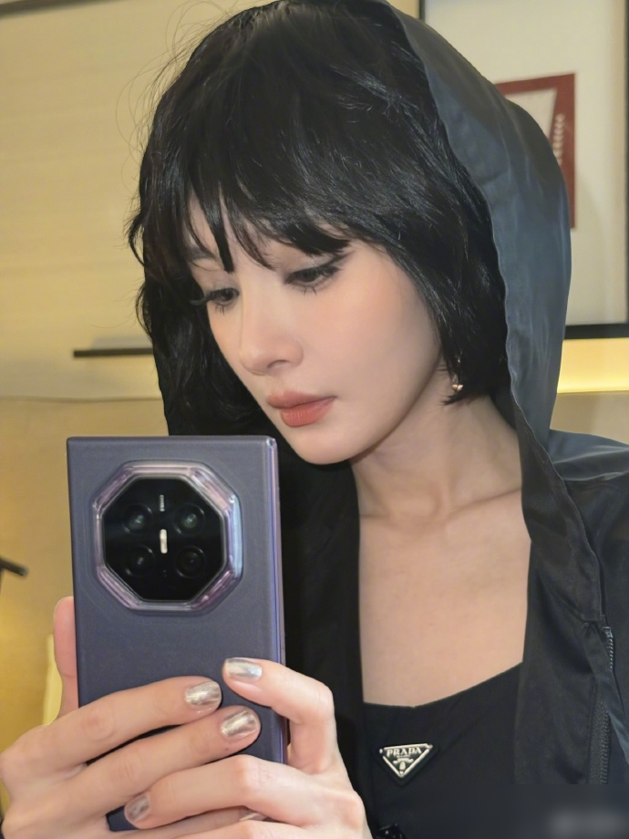 杨幂拿反话筒那两秒，李现笑得肩膀直抖。
米兰秀场，杨幂握着麦克风越说越纳闷，声音怎么这么小。低头一看，拿倒了。她面不改色，不到两秒转回来继续讲。
旁边的李现没绷住，当场笑场，抖得停不下来。
热搜底下吵翻了，有人说李现不够稳重，有人说这是真朋友才敢当面乐。
结果第二天，俩人同乘一班飞机回国。下