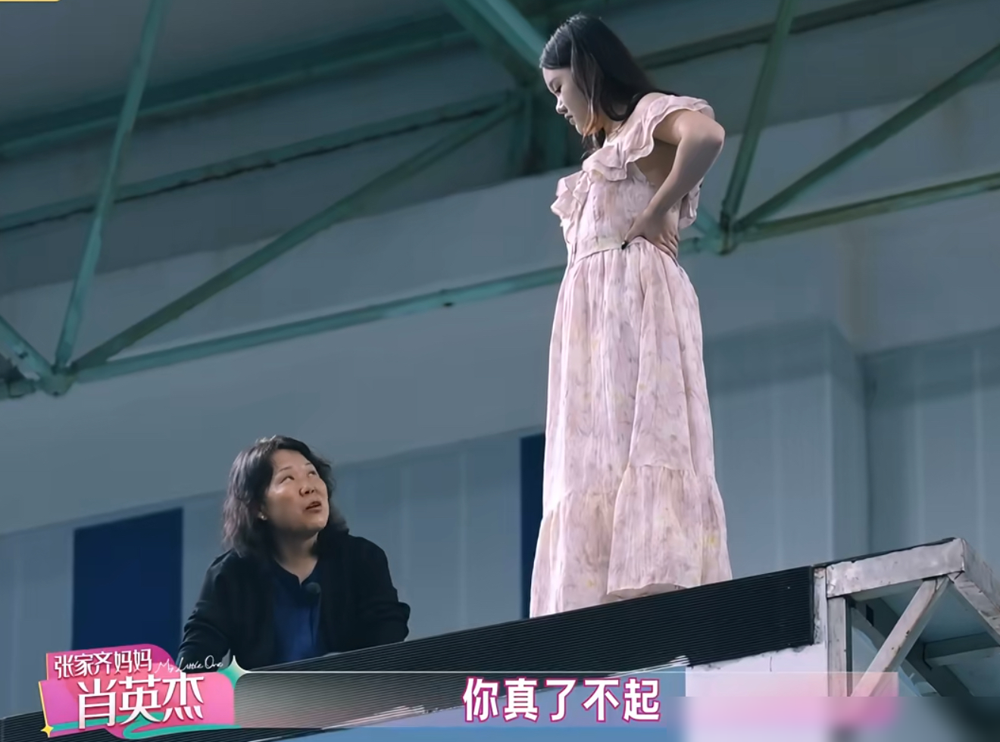 张家齐对亲妈说了句我反感你，我是队里养大的，镜头一点没剪。
节目里母亲一直在挑，房间乱、点外卖、连坐姿都要管。张家齐只回了一个字：安静。后来被逼问我在你心里是什么妈妈，她直接定调：不合格。母亲当场掉泪，说自己曾打了条13克的项链，因为怕丢，十几年没给出去。可另一边，张家齐搬家半年，连具体住址都没告