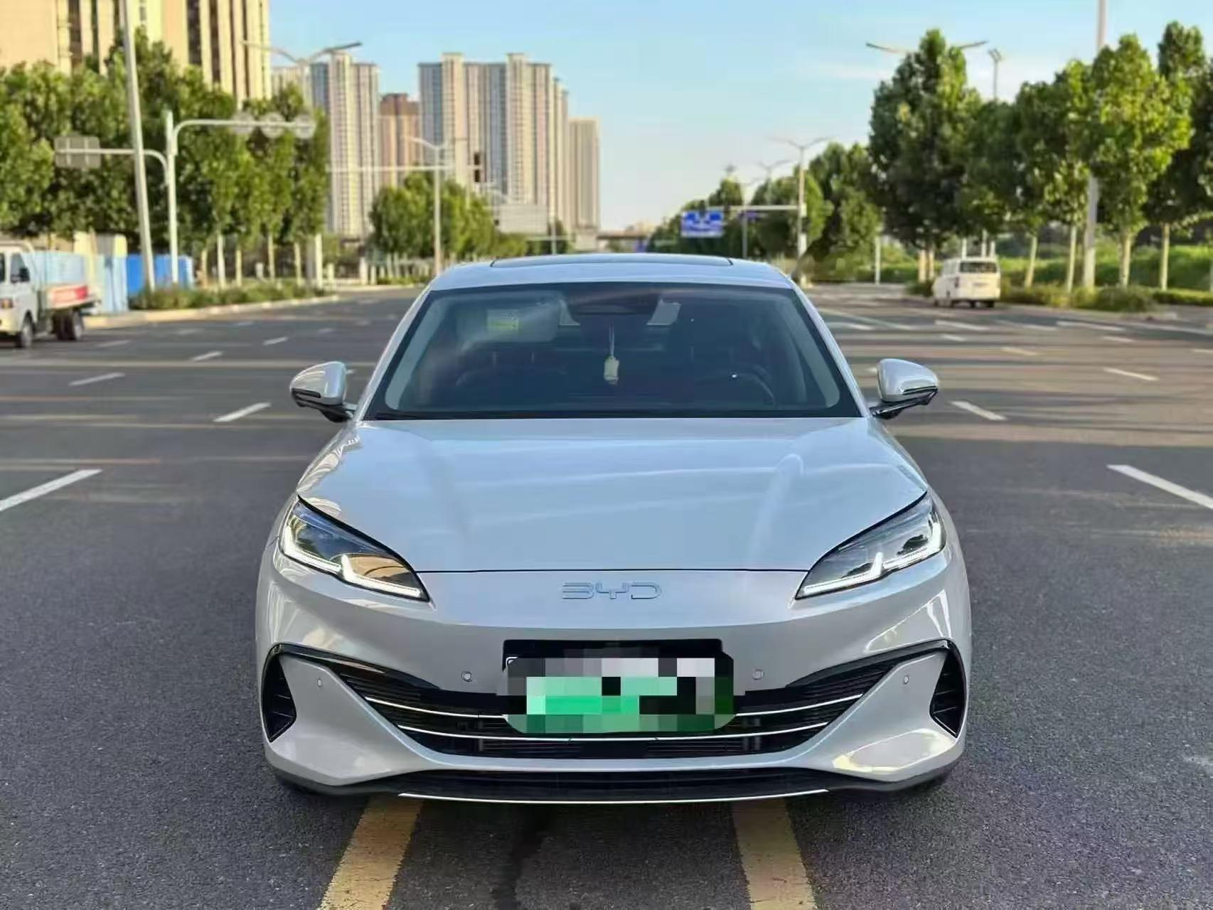 比亚迪海豹06DM主打运动兼顾家用的混动轿车，颜值年轻化，低趴轿跑造型辨识度拉满，开出去很有质感。混动系统成熟稳定，经过市场长期验证，故障率极低，家用特别省心。日常通勤纯电行驶，能耗极低，长期养车成本亲民。动力响应轻快灵敏，起步提速干脆，超车不拖沓，兼顾代步平顺性和驾驶乐趣。底盘调校偏运动，过弯支撑