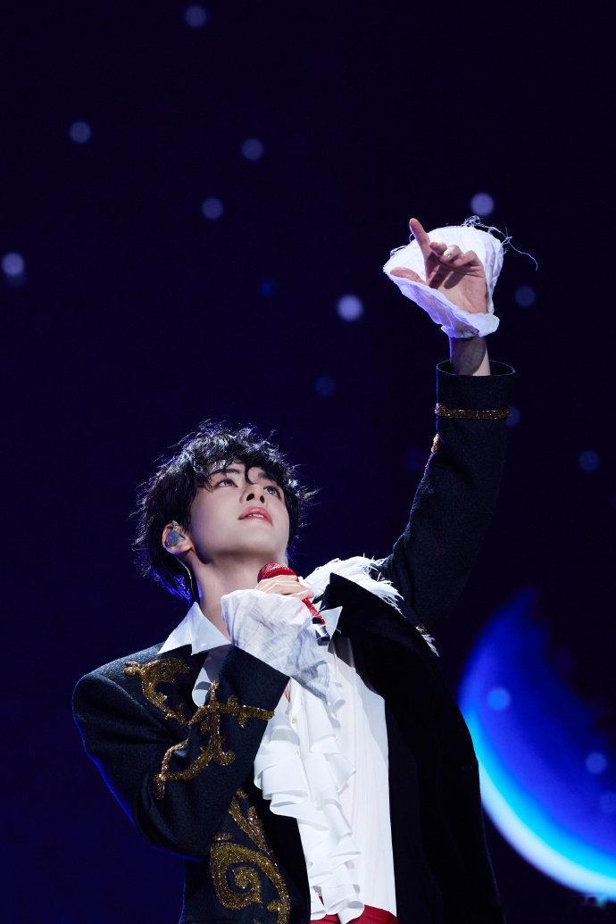#曾舜晞好懂事的羽毛##曾舜晞我愿称之为感觉#这羽毛也太会烘托氛围，随风起落，妥妥就是异域贵族王子既视感。 ​