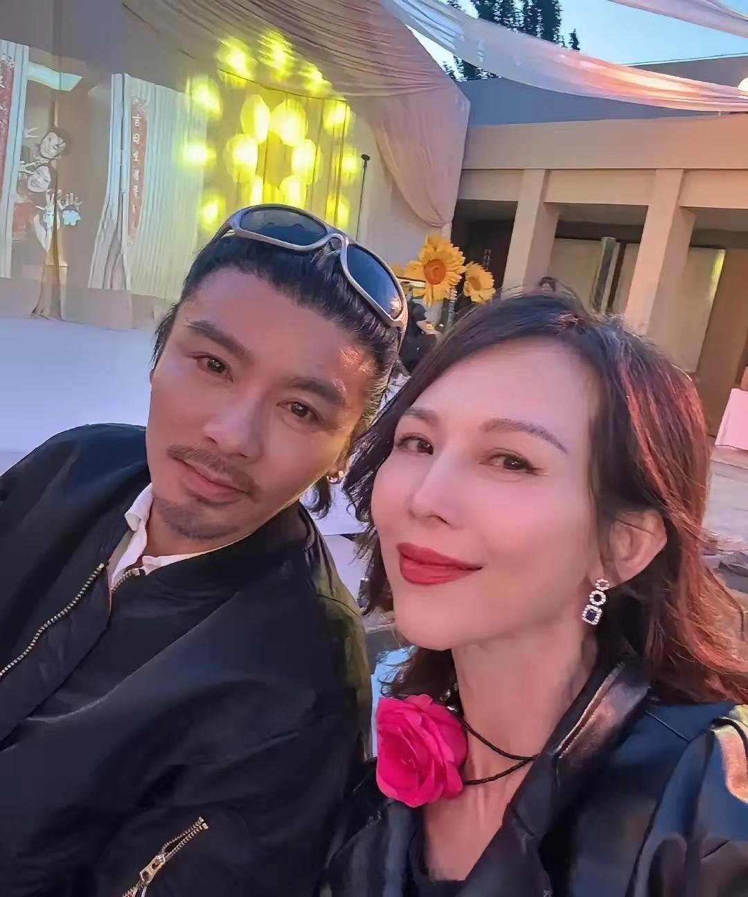 一次节目，蔡少芬爆料说：“我有一次跟张晋吵架，就提了分手。半夜我拖着行李箱走，他在前面走。我就哭了。他回过头来问我，以后还敢不敢说分手了？我直接说不敢了。”
​​那天夜里，蔡少芬把行李箱从柜子最上层拖下来，故意把拉链拉得很响。张晋在门口换鞋，没抢箱子，只问了一句：“要不要我帮你叫 ​