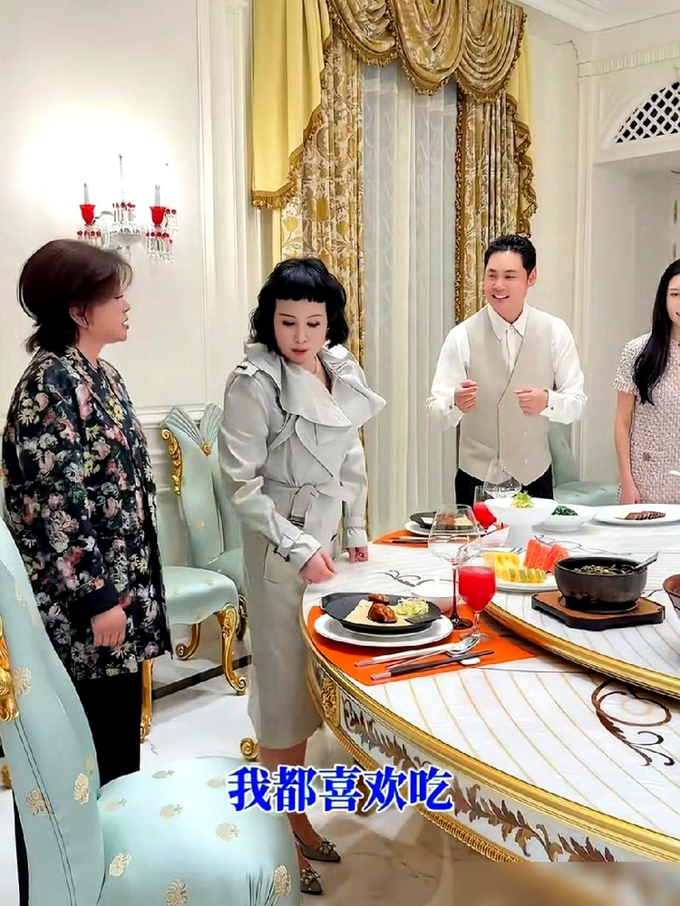 百花奖刚散场，75岁的刘晓庆没回家，车直接开进了网红猫七七的豪宅。
饭桌上她筷子没怎么动，光顾着比划颁奖那会儿的事，说卫诗雅拿影后哭得直抖，她一把搂过来，顺手摸了摸人家后脑勺。
台下袁泉白百何杨紫并排站着，全给她当背景板。那场面，四个女演员凑一块，就她一个敢穿亮红，嗓门最大，笑声最响。
媒体管