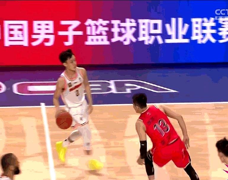 徐杰新赛季想彻底蜕变，第一件事就是把球交给莫兰德，然后拔腿就跑。

千万别再去禁区一打一硬扛了。体能槽经不起这么耗，把球给大外援过渡，自己绕出来接球投三分，这才是最要命的武器。

球迷爱看他，图的就是他脑子好使、大场面不手软。和马尚同场，就在底角埋伏；和莫兰德搭档，就把挡拆砸出火花。

靠一米七八的