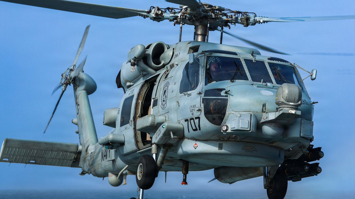 一架美国海军 MH-60“海鹰”直升机在“梅森”号驱逐舰（DDG 87...