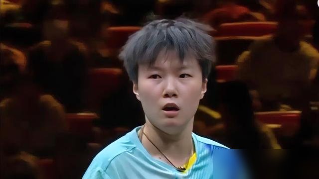 22岁小将把日本一姐逼到决胜局，最后几个球却输得让人直拍大腿。
范姝涵打早田希娜，上来就是15-13、11-9连下两城。早田脸都绿了。第三局开始，早田搏杀，范姝涵突然不会接发球了，2-11、7-11被拖进决胜局。最后几分，全是主动失误，自己把机会球打飞。
这姑娘6月才从队内选拔赛杀出来，9月刚拿