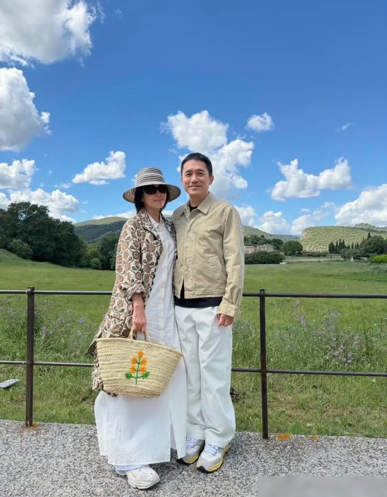 梁朝伟连灯泡都不会换，家里东西坏了只会打电话喊刘嘉玲。
这真不是段子，是刘嘉玲自己在访谈里说的。她形容这段关系像放风筝，一个热闹明艳，一个能把自己关进角色里出不来。
她说梁朝伟私下越来越没生活能力，自己不光要管所有琐事，还得当他的专属心理医生，化解他拍戏带回来的焦虑。
两人在一起几十年，刘嘉玲