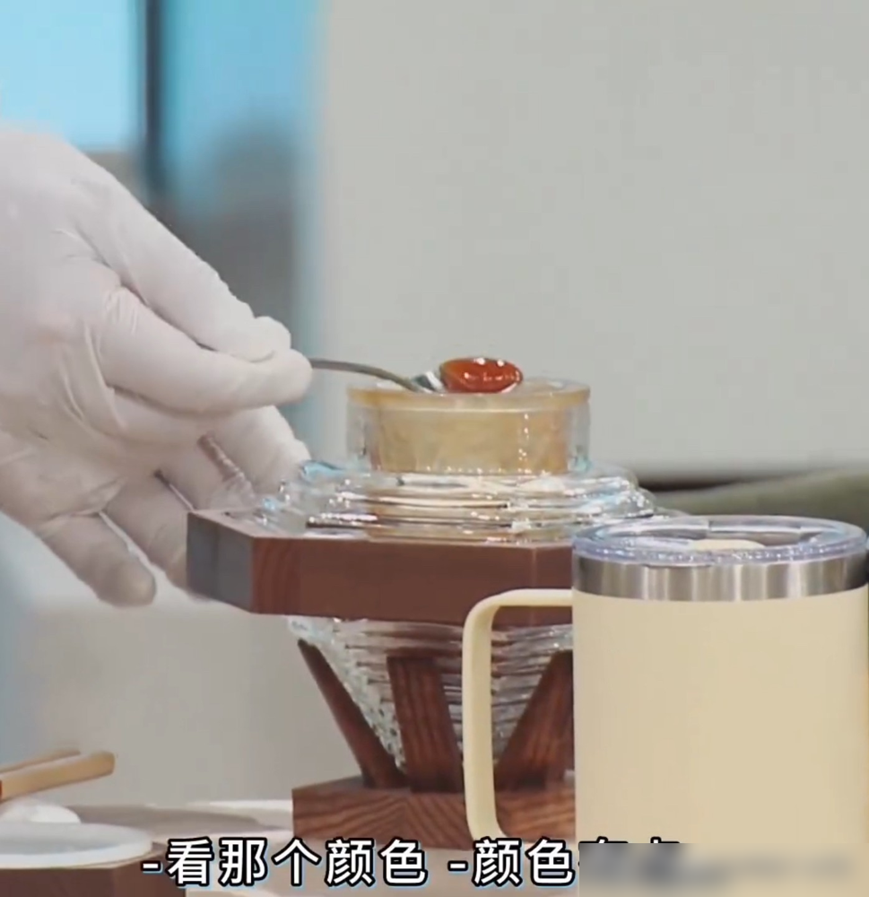 玄彬在家吃剩饭，孙艺珍一句他还能拿我怎么样直接封神。
综艺上孙艺珍翻冰箱，掏出一瓶蜂蜜，折人民币一万二。主持人问，你拿出来老公不生气？她眼皮都没抬：难道他还能对我怎么样吗。
家里吃饭有铁律：儿子吃剩的归妈，妈吃剩的归爹。玄彬负责收尾，孙艺珍说看着有点可怜。
最绝的是，这顶级男神喝雪浓汤连盐都不