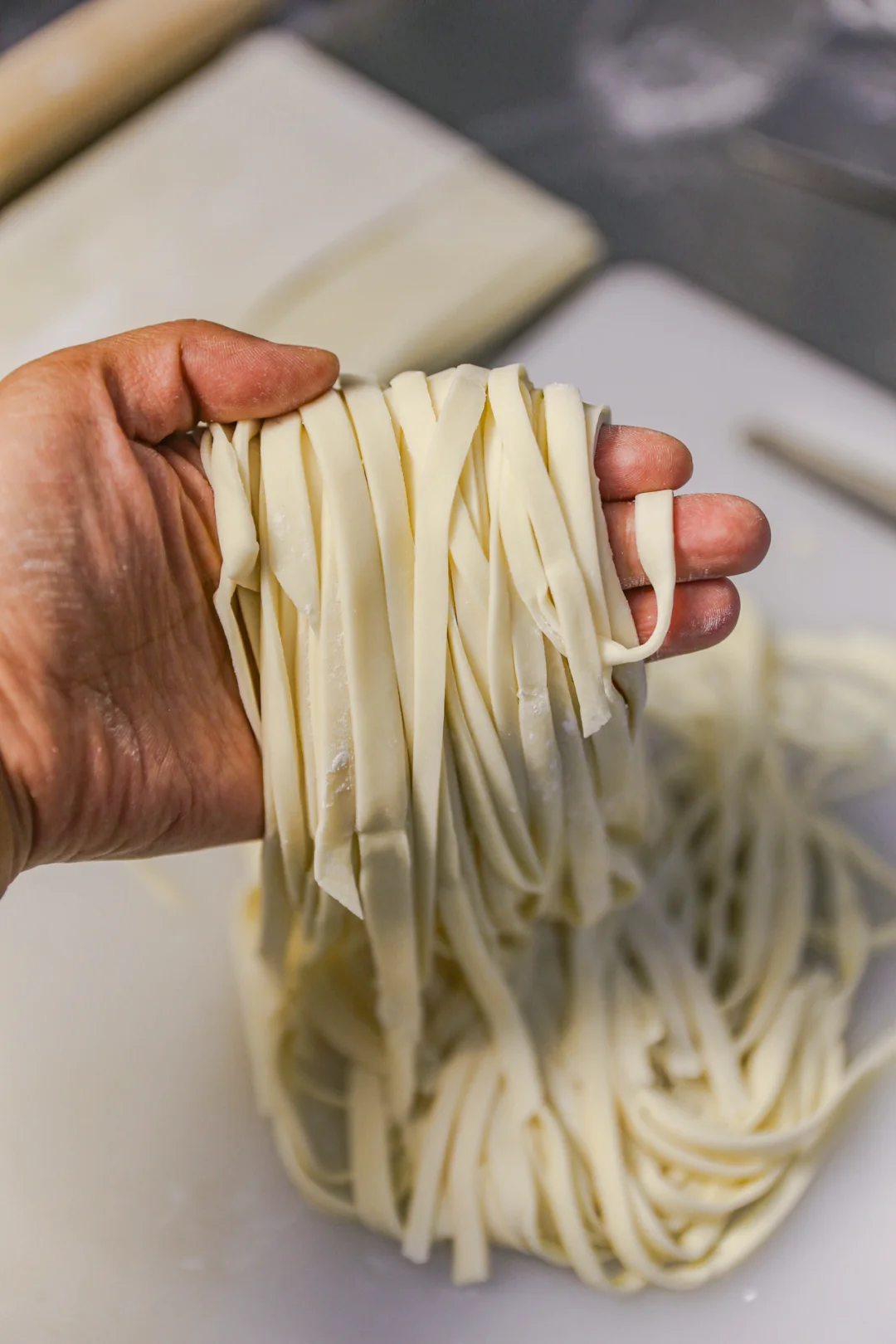 妈妈做了几十年的手工宽面，筋道柔韧，很爽滑