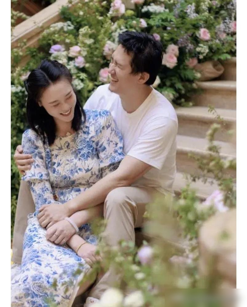心脏挨过两刀，肺切了一块，她老公硬是把她从退役边缘养回了赛场。惠若琪这婚，结得比拿金牌还值。
当年郎平都不敢让她多练，肩里打着七颗钢钉，心率飙到二百多。北大药学博士杨臻博娶她时，外界都说这是“接盘”。结果呢？人家把媳妇当课题研究，食谱精确到克，半夜监测血氧，硬是把一个病秧子调理成了活蹦乱跳的解说嘉