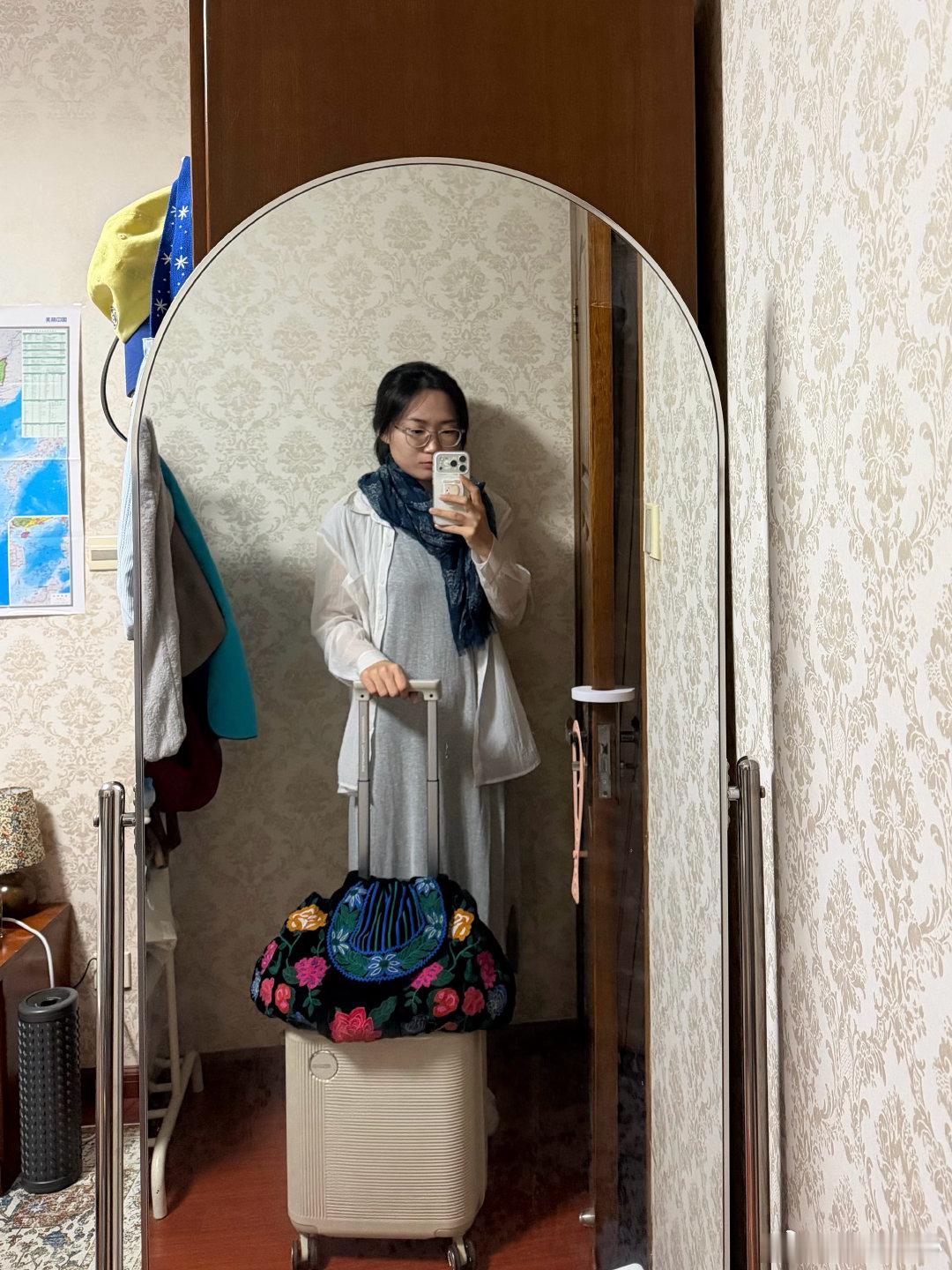 想象中是汤唯，实际上是憔悴路人 ​