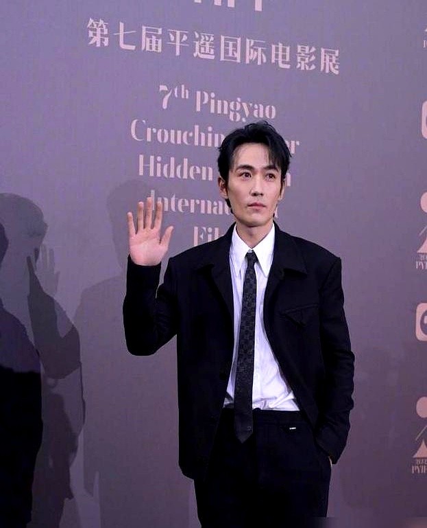 38岁不结婚不谈恋爱连个绯闻都没有，这男人到底图什么？

图的是6天狂揽2.3亿的空枪。朱一龙跟梁家辉、惠英红飙戏，演个90年代的悍匪，一个眼神就能定住全场。

扒开他的私生活，白纸一张。日常除了蹲剧组，就是在去剧组的路上，不买热搜也不立人设。消失的她卷走35亿，人生大事拿下双料影帝，转头又带着作品