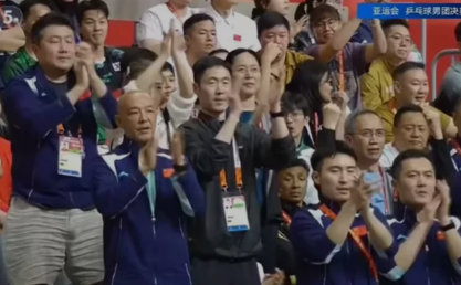 #刘国梁现场观看男团决赛# 刘国梁曾多次说过，国乒不能理所当然觉得金牌是我们的。这场首盘，松岛辉空把王楚钦逼到0-2，就是这句话最直接的注脚。他坐在看台上，比谁都清楚。 ​