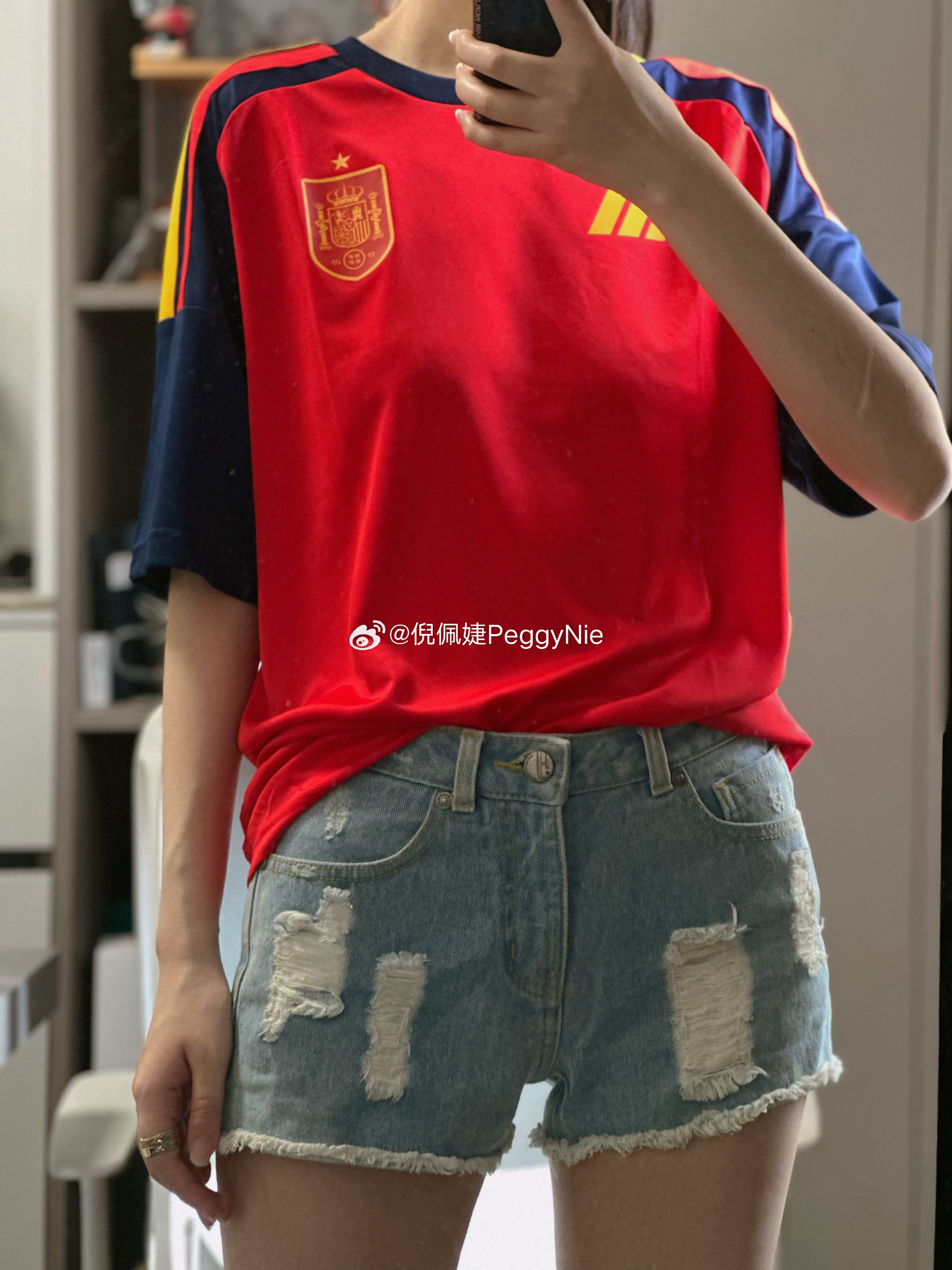 穿上战袍出门复诊我终于买到了西班牙队的球衣应该说是终于买到了合身的！儿...