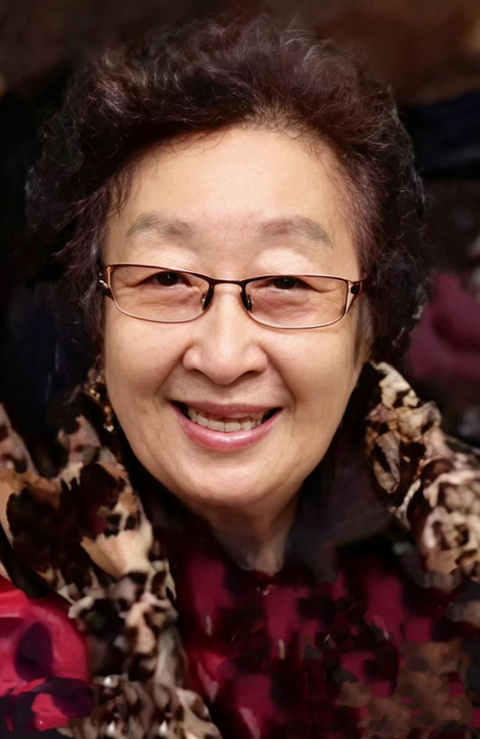 #彭玉去世#送别国民奶奶彭玉，国家一级演员享年93岁。17岁登台话剧，1964年出演首部电影，为照料重病丈夫息影八年，64岁北漂复出。
 
凭借《东北一家人》牛大妈火遍全国，拿下金鸡奖女配、金爵奖影后。《空镜子》《浪漫的事》塑造无数接地气长辈形象，女儿赵玲琪、赵珈琪同样从事演员行业。一生演绎烟 ​