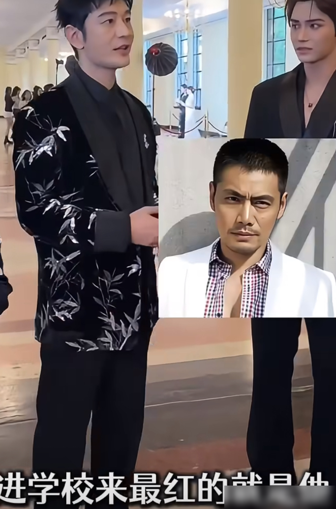 黄晓明和瞿颖对着邵兵喊大师哥，旁边他儿子邵子恒脸都僵了。
7月9日上海这场时尚盛典，邵兵带儿子同台走红毯，父子俩还一起比划手势舞，两代人气场完全两个路子。
结果黄晓明一开口，直接说邵兵当年是绝对顶流，是他的偶像。瞿颖也在旁边帮腔，夸得毫不含糊。
邵子恒就站在旁边听着，表情像在重新认识自己亲爹。
