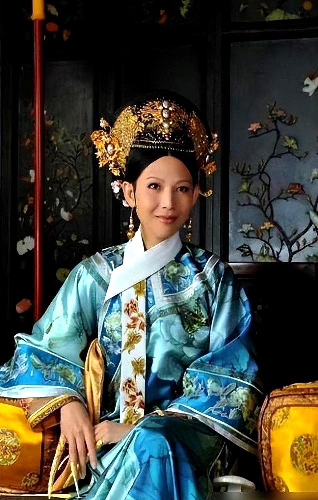 推眉庄下水，给甄嬛下毒，华妃干的全是死罪，皇上硬是没杀她。

弄没甄嬛孩子也只是被贬。真以为是靠家世护体？

看看戏外蒋欣，在机场被代拍围堵得寸步难行，工作人员都被挤散。她一脸疲惫硬憋着没发作，一个签名都没给。

再看戏里，皇上死保华妃的理由其实极其现实：偌大的后宫，只有她能让皇上笑出来。

权力场
