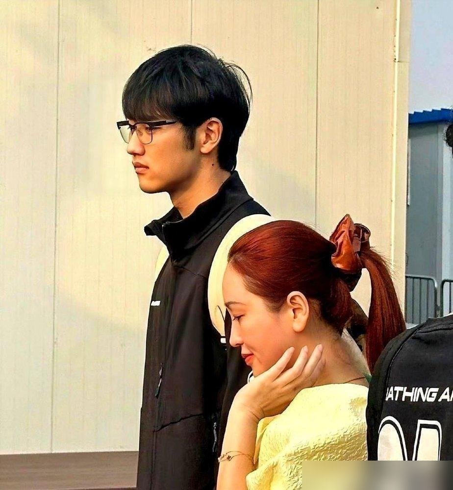 一张合照，网友全在猜孩子。金莎晒了“一家三口”，结果第三口是条边牧。她跟小19岁的老公孙丞潇，愣是把日子过成了连续剧。从冰岛极光下求婚，到海淀领证，再到综艺官宣，每一步都踩在热搜上。这次穿宽松点遛狗，又被传怀孕，她直接回：就是吃胖了，有好消息会通知。当初全网骂男方软饭男、说俩人作秀，现在人家婚前财产