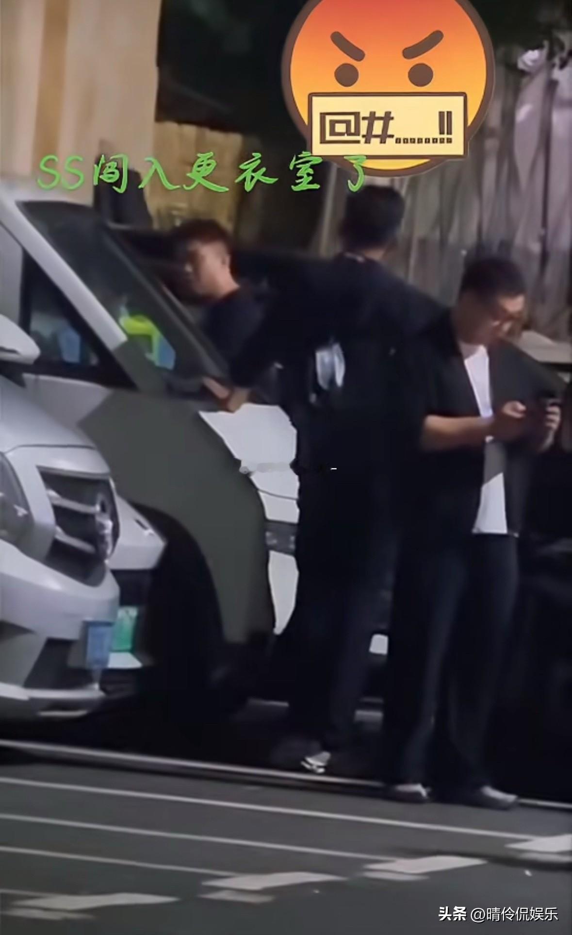 曝私生闯入成毅更衣室！

真的被私生这波操作吓到了，居然直接闯进更衣室偷拍！这已经不是追星，是严重侵犯他人隐私。

事发在成毅品牌直播结束后，多名私生潜入私人区域，工作人员发现后立刻报警。私人空间被贸然闯入，换谁都会惶恐不安。

追星一定要守住底线，坚决抵制私生行为，艺人也该拥有正常的安全感。