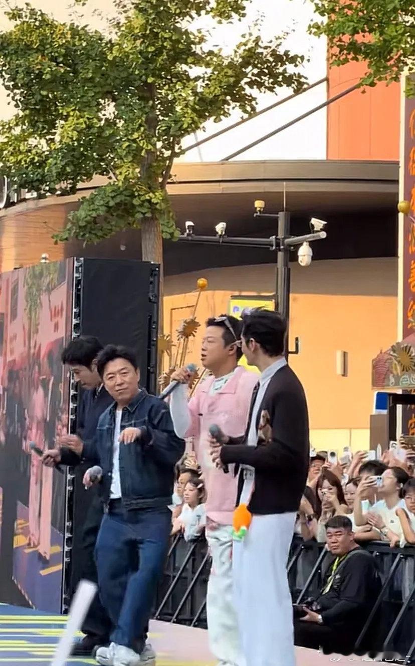 黄晓明的官方身高是179，黄渤的官方身高是172，他俩一起参加活动，感觉黄晓明比黄渤也没高多少，视觉效果只有175的感觉。 ​