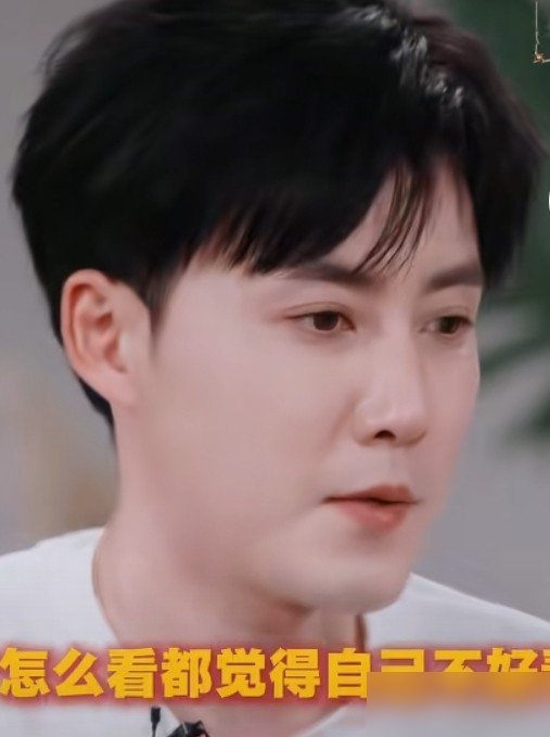 顶着一张公认的男主脸，居然嫌弃自己长了张42码的脸。
在综艺《人生卡片游戏》里，演员张睿翻开一张挫折牌，当着镜头揭了老底，说自己长年被严重的容貌焦虑折磨。
原因听着挺扯，嫌脸太长，又瘦又窄，冬天一冻还泛红。就这么个普通人眼里帅得掉渣的五官，在他自己心里全是毛病，硬生生自卑到了成年。
直到年纪渐