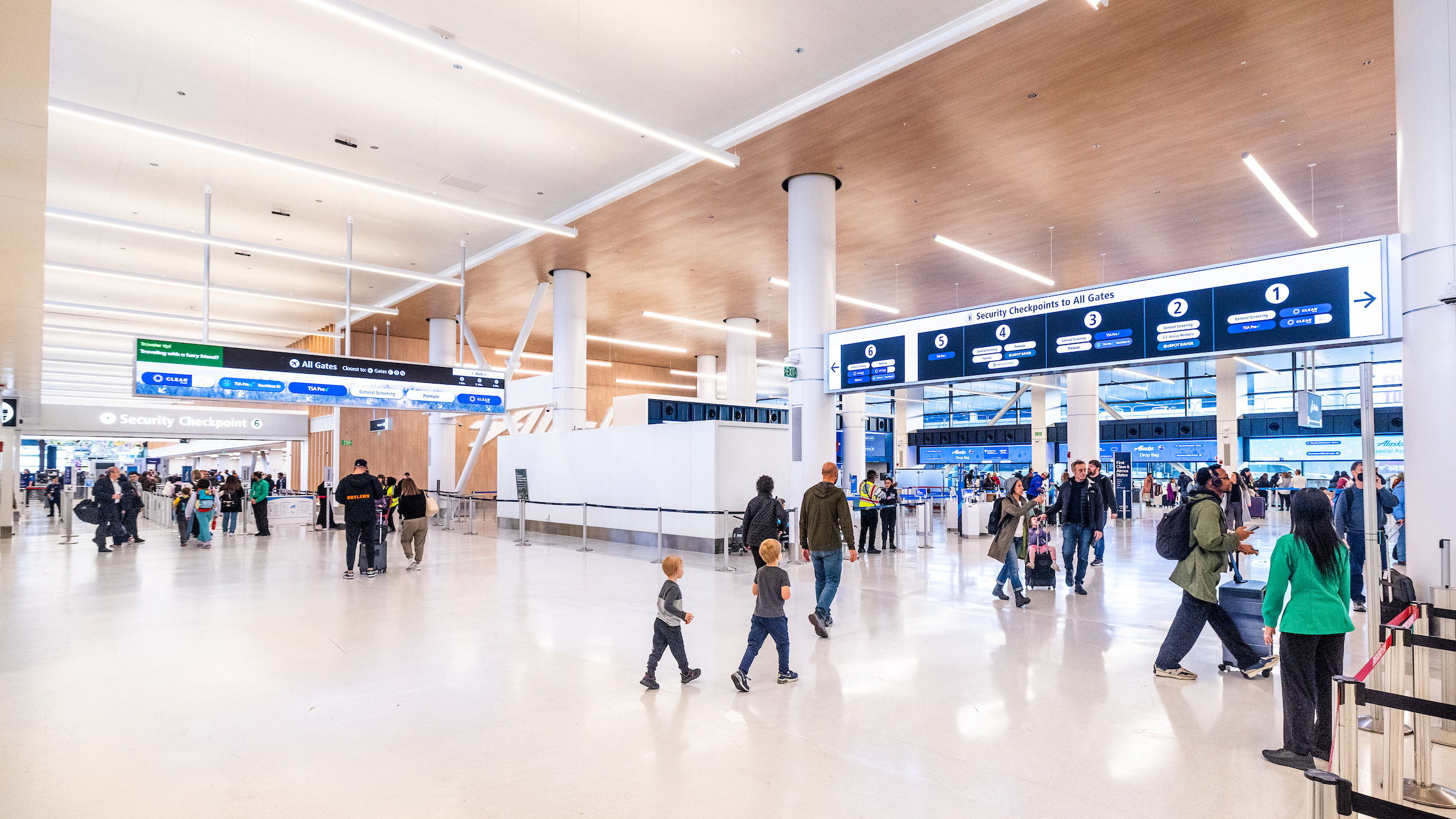 【西雅图机场迎来假期出行高峰 单日旅客近16万人次】随着年末假期临近...