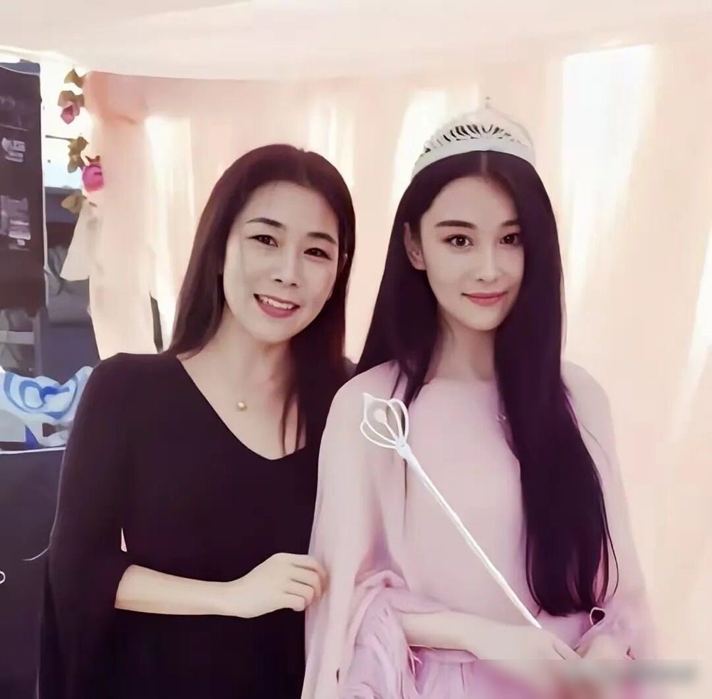 张馨予他妈追她新剧，哭得稀里哗啦。
她给亲妈的备注是我女神，晒出聊天记录，老太太连发好几条语音夸她演得好。评论区直接炸了，都在说这女人现在活得真通透。
回头看9月4号，有人广州偶遇她跟何捷看车。没保镖没口罩，她挎着四万的包，脚踩几千块的鞋，陪着老公研究一台十二三万的国产新能源。何捷在那比划后排空