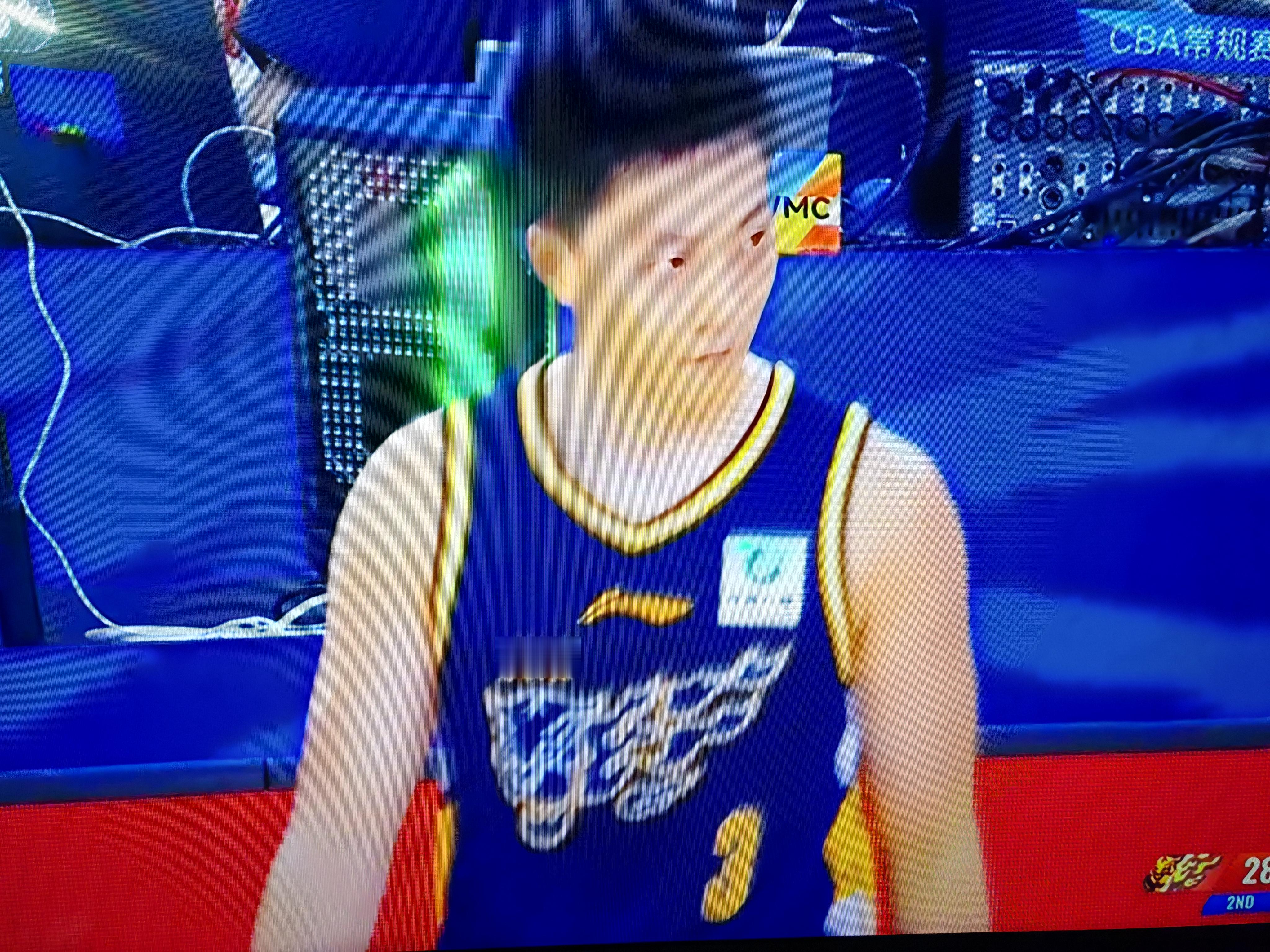 广东男篮对阵宁波队：
    主场86-77战胜宁波队，取得了赛季第二场胜利

      北京时间10月24日19:35，2026-27赛季CBA常规赛第四轮赛事，在广东队东莞篮球中心打响，此前大比分战胜广厦男篮的广东东阳光男篮，继续坐镇东莞主场，迎战开局三连败的宁波男篮。
      上半场比赛