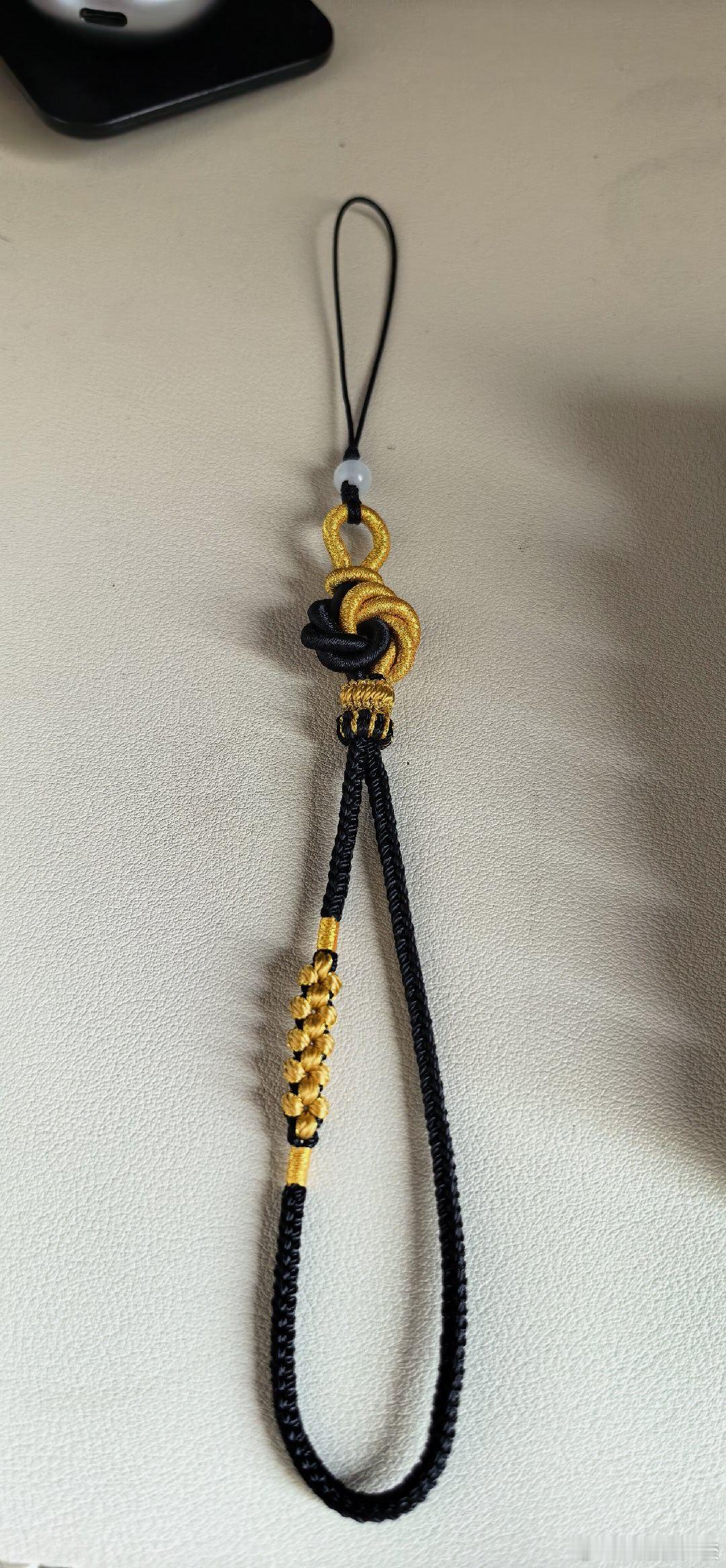 我胡汉三又肥来了！
自己给手机编了一条手机绳，Mate90都出来了，我的Mate80 pro Max还能再战几年。[挖鼻] ​