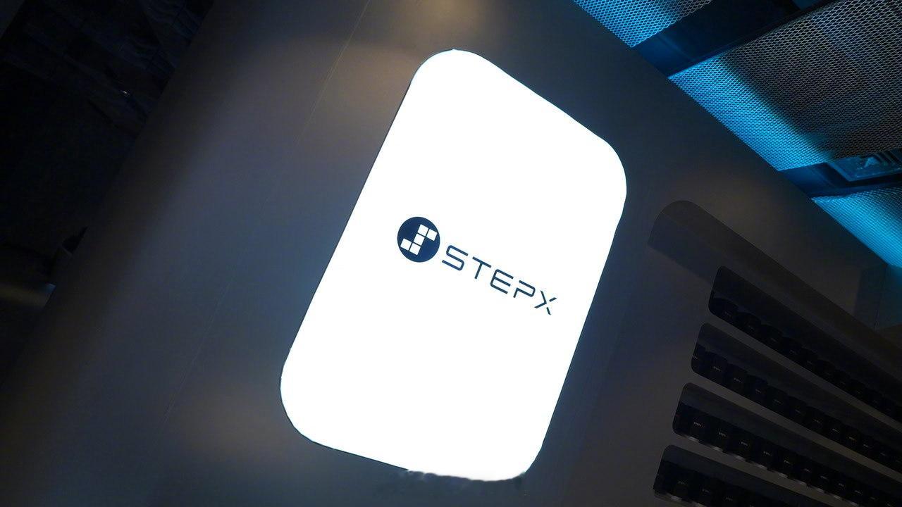 #STEPXNeo智能体手机发布# 手机AI发展到现在，我觉得最值得关注的，已经不是它能回答多少问题，而是能不能真正帮人把事情办完。

10月13日，阶跃终端正式发布首款大模型原生智能体手机STEPX Neo先行版，也算兑现了此前的百日之约。

这次比较有意思的是智能体原生NUI自然交互，六麦克风阵列负责听清需 ​