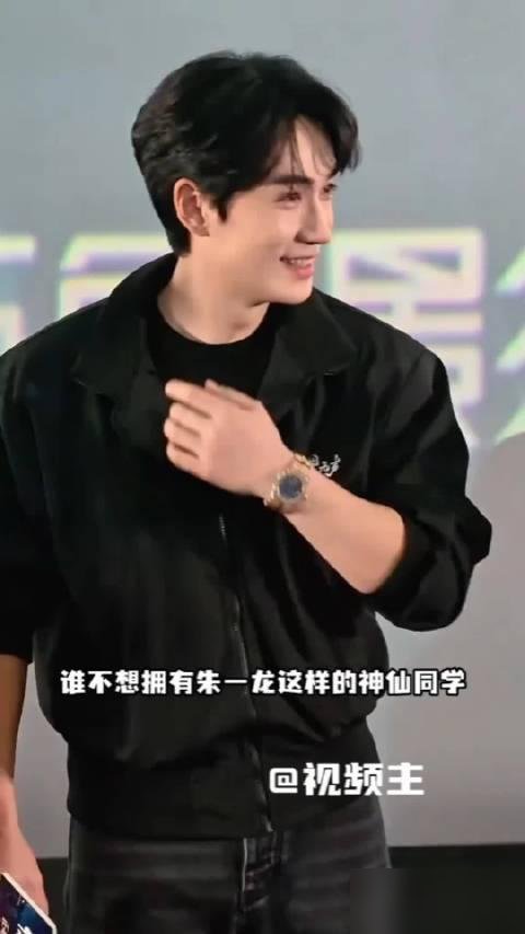 朱一龙组局，把北电06表演班的场子给撑起来了。
20周年聚会，他牵头包场地、管饭菜。给每人备的伴手礼，是自己设计的。篆书“龙”字定制香水，加一个挂件。邀请函上还题了诗。
高叶去了，彭冠英负责带酒。一屋子人，都是当年一起熬大夜交作业的交情。
想想朱一龙拍《空枪》那会儿，倒吊戏连着拍四天，拍完直接
