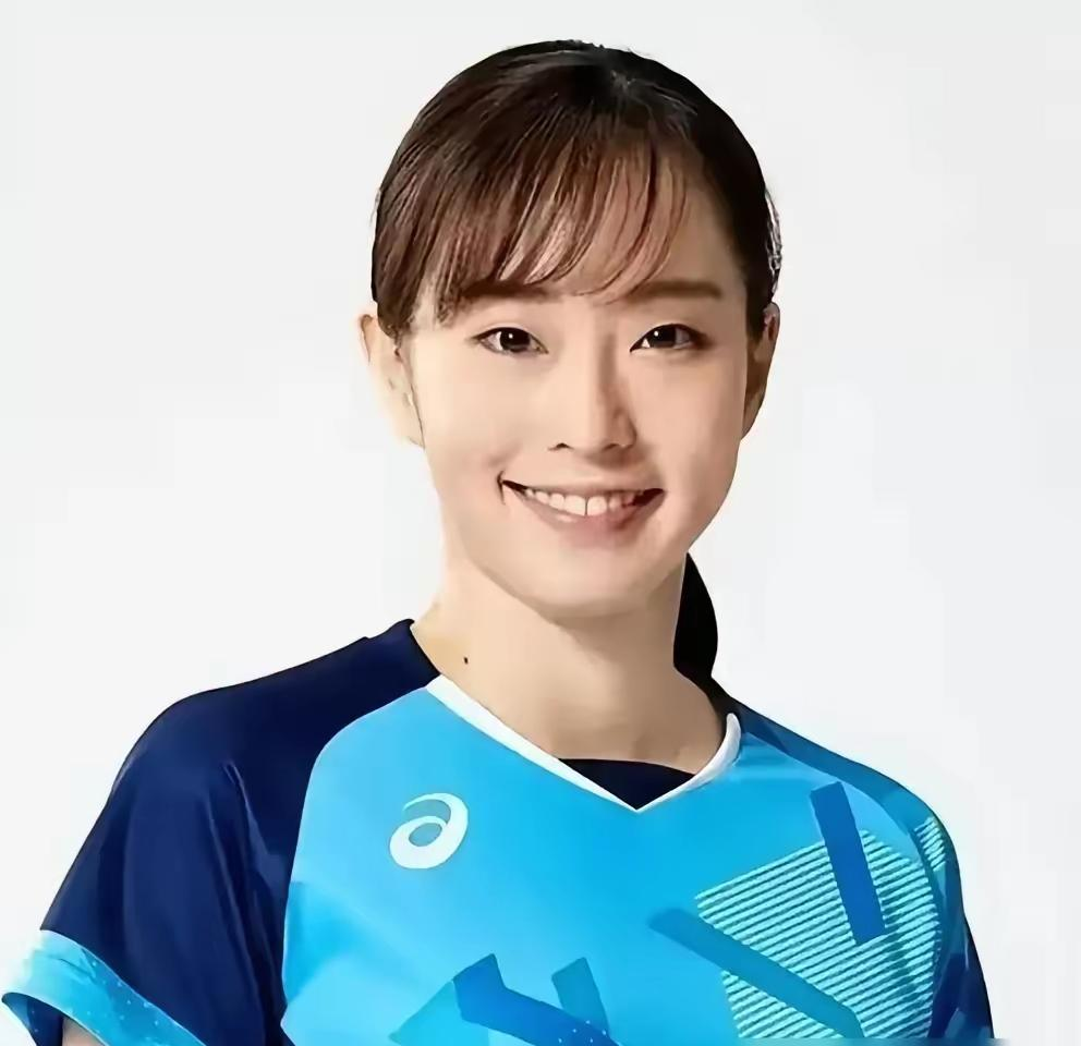 张本美和三连冠也白搭，石川佳纯把话挑明了：遇上孙颖莎，她还是过不去！
日本乒乓名宿石川佳纯在富士电视台的节目里说了一句让日本球迷圈炸锅的话——张本美和就算拿了WTT三连冠，现在依然打不过孙颖莎。这话不是随口一说。张本美和今年18岁，世界排名第三，背靠背拿下重庆、横滨、澳门三站冠军赛，决赛里赢的全是中