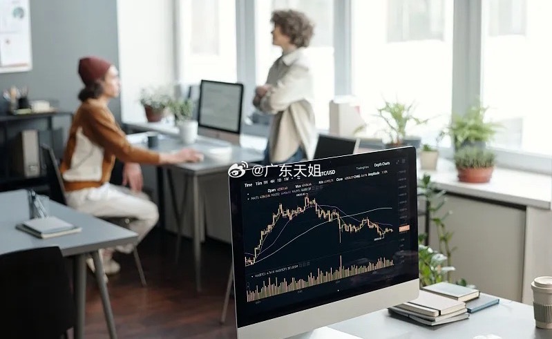 今日凌晨科技巨头微软的股价大幅拉升。涨幅达到3.66%，单日市值增长超1350亿美元，总市值突破3.8万亿美元。微软大涨本质是市场确认AI办公从概念走向持续变现，并非算力硬件的短期脉冲行情。对A股而言，机会不在于跟风炒作通用大模型，而是聚焦能复制Copilot落地逻辑的行业垂直智能办公软件、企业文档AI ​