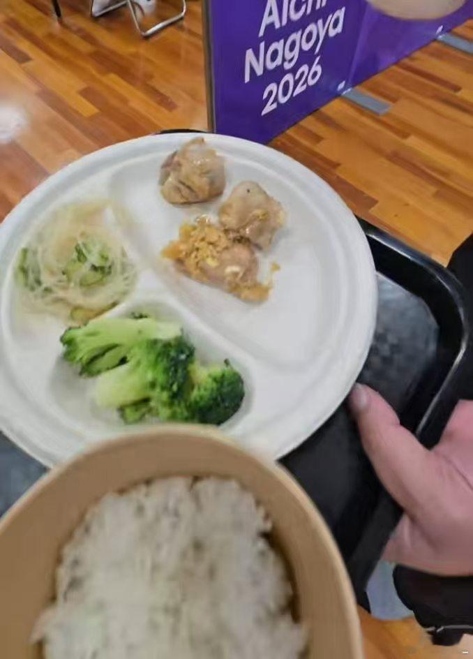 太坏了太坏了，都不给吃饱#王楚钦说每一天都在顶都在扛##网友称日本经济办不起大赛##外网吐槽亚运餐食吃不饱##亚运会[超话]# ​