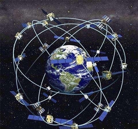 马斯克旗下的商业体系，会成为未来十年我们需要重点正视的科技竞争对手，竞争的主战场落在太空，低轨卫星互联网还有人工智能算力这几个关键领域。

SpaceX依靠可回收火箭技术，把发射成本压到很低的水平，企业整体估值已经达到万亿级别。再叠加AI企业的技术能力，它手里已经攥住一套完整的技术链条。星链卫星数量
