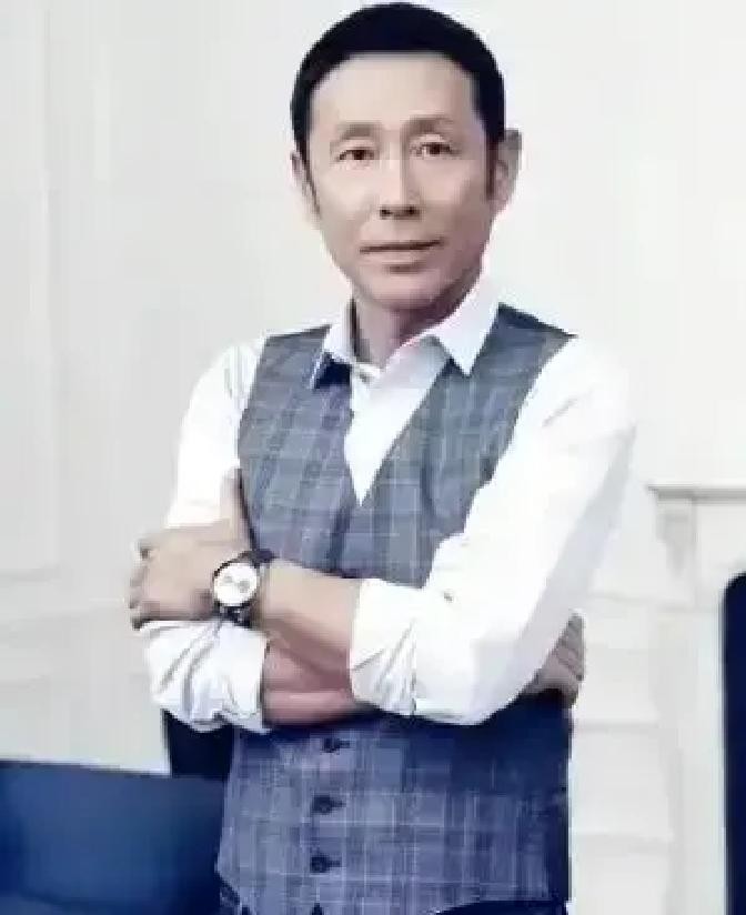 向来不爱夸人的陈道明当众说她就是自己心里的梦中情人，可她却嫁给了当时圈内没半点名气、比她大十岁的普通演员刘斌！很多人好奇，明明她当时的条件那么好，怎么就选择了那时平平无奇的刘斌呢？

1990年《围城》杀青宴上，陈道明端着酒杯走到一个19岁女孩面前，当着满屋子人说了一句话：“你演的唐晓芙，就是我心中