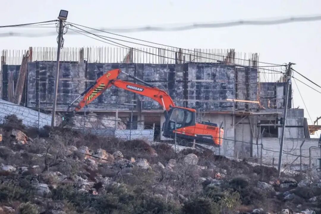 在以色列宣布计划在东耶路撒冷E1区新建1200套住房后，法国和加拿大等11国将加入英国的行列，对非法以色列定居点实施贸易制裁。周二，加拿大、丹麦、芬兰、法国、冰岛、爱尔兰、挪威、波兰、葡萄牙、西班牙、瑞典、英国十二国外长发表声明称，它们准备根据本国程序，对国际法下非法的定居点实施国家层面的贸易限制，
