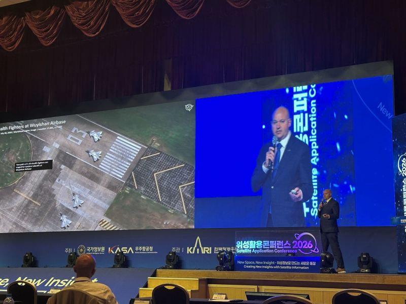 在 2026 年卫星应用大会上，美国万拓（Vantor）公司展出了全新的人工智能驱动型陆要地监视系统（Site Sentry）与海上哨兵系统（Maritime Sentry），同时展示了先进的多传感器融合技术。该技术旨在实现多类作战域下的持续性监视能力。注意看PPT上面的卫星图像。 ​