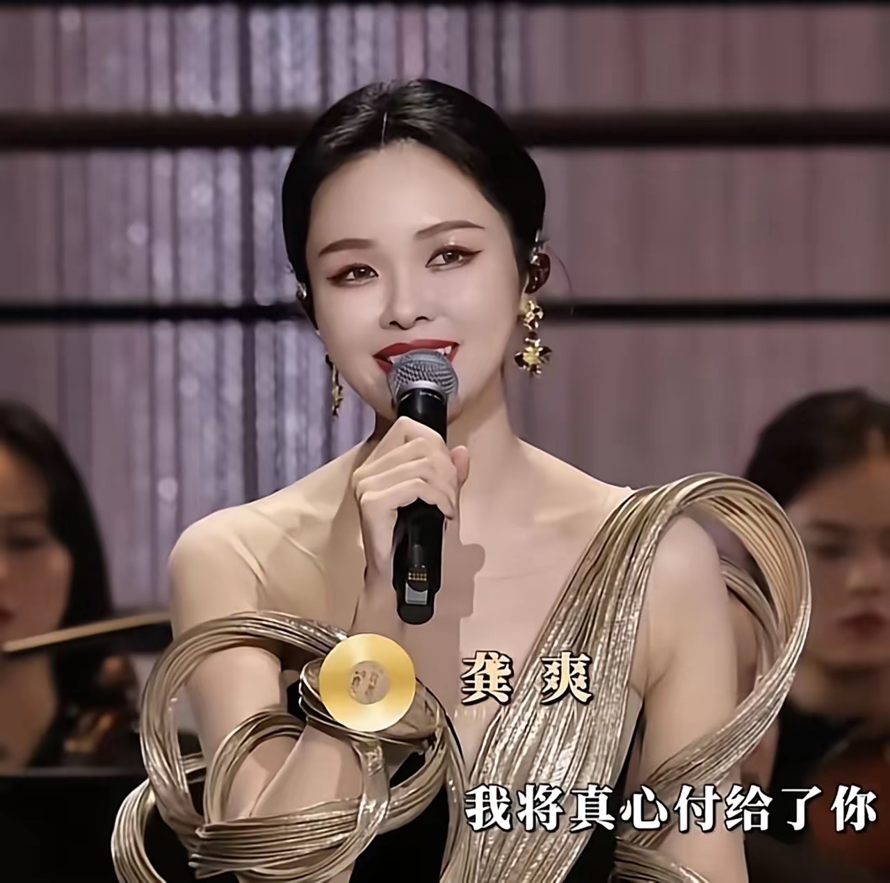 龚爽离世的第十天，
弟弟发长文缅怀姐姐，原来在生命的最后两个月里，她受了好多苦，却仍然坚信自己能够再回到热爱的舞台。

在最后的两个月里，龚爽因为两侧肺部和腹部积水，只能坐着睡觉。不敢想象一个正常人坐车八九个钟都会很难受，一个生病的人要坐着两个月。

每天基本上吃不下什么东西，只能靠输营养液，但是你