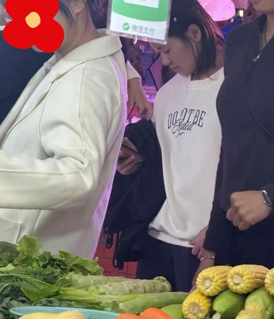 偶遇全红婵逛超市，她手托腮，似乎不知道选择买什么了…看她的侧脸好像和从...