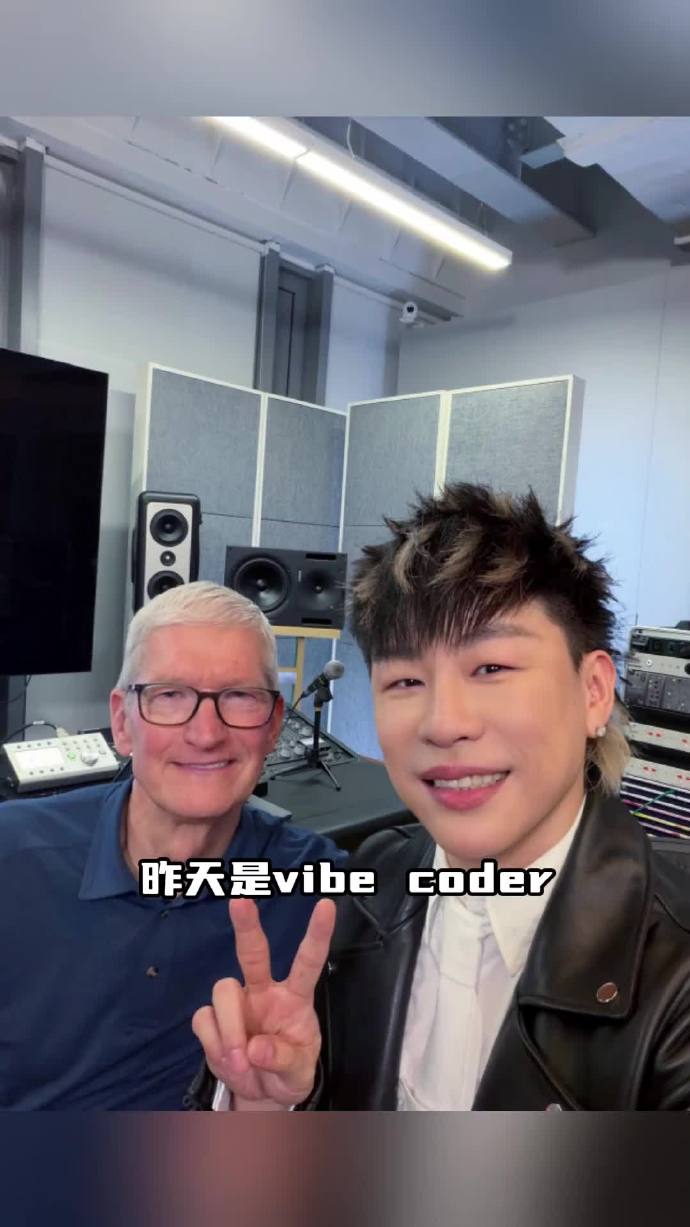 六边形宠粉选手！胡彦斌巡演走到哪宠到哪
 
不少歌手巡演大多只专注舞台表演，胡彦斌却走出不一样的宠粉路线，被网友称为内娱六边形宠粉选手。
 
哈尔滨站演出间隙，他带着粉丝一起逛虎林园，近距离感受东北特色；到了兰州站，直接安排粉丝品尝地道牛肉面，还亲自上手体验拉面，没有明星架子，和大家轻松聊天。