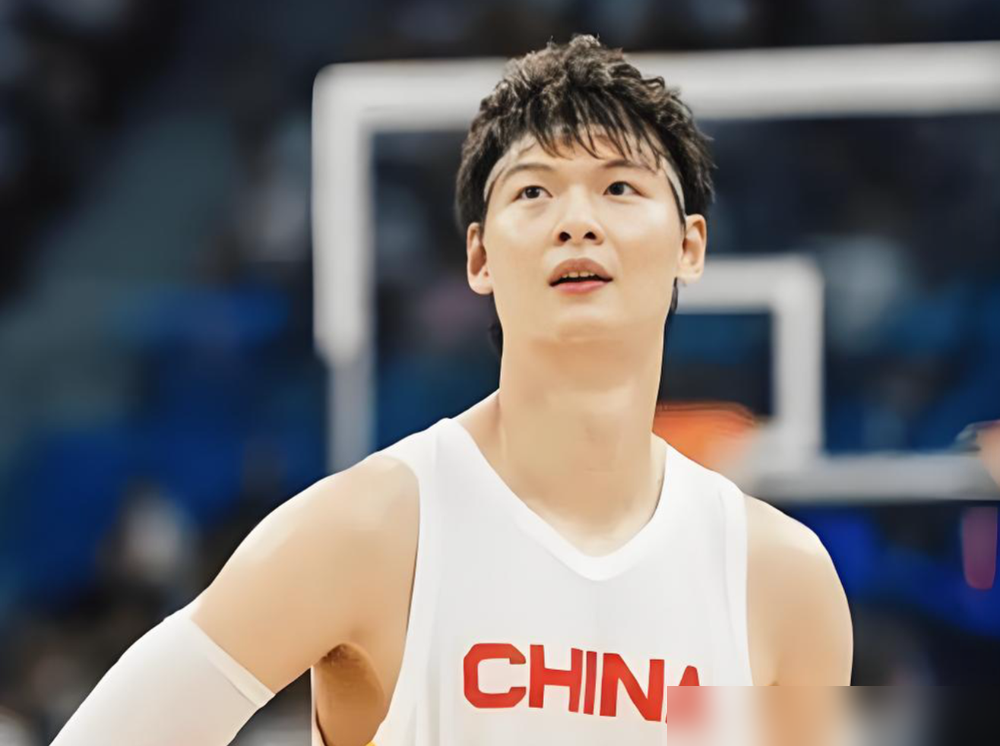 胡金秋9中8拿16分，却被日本中锋科克抢爆了前场板，郭士强愣是没让王哲林上一分钟。
这场半决赛，中国队丢了18个前场篮板。科克就站在篮下，跟钉在那似的。胡金秋顶不住，卡位卡不住，跳也跳不过，篮板一个接一个掉对方手里。
郭士强赛后说，赛前就分析过日本队前场板厉害。分析完了，还是让胡金秋硬扛5号位。
