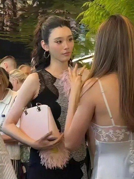 奚梦瑶和谷爱凌聊天，瞥见镜头过来立刻拎起包包对准镜头，她能过得好不是单凭运气 ​