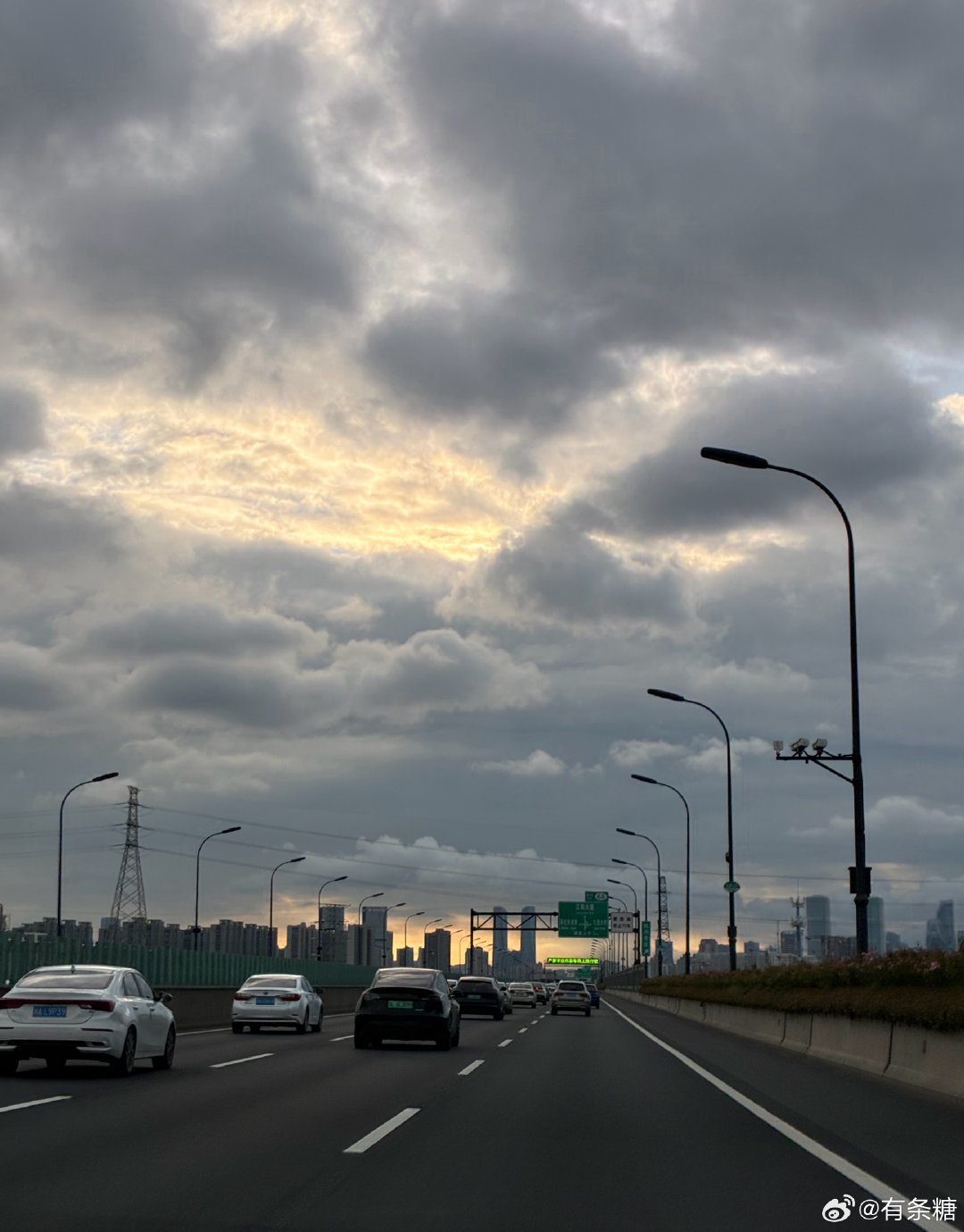 我们被困在执念、遗憾、不甘、内耗里
日复一日，走不出自己的心狱。
《破·地狱》——活着的人，才最需要破地狱。

后遗症挺可怕，
但坦诚交流可以破很多误解和猜疑。 ​