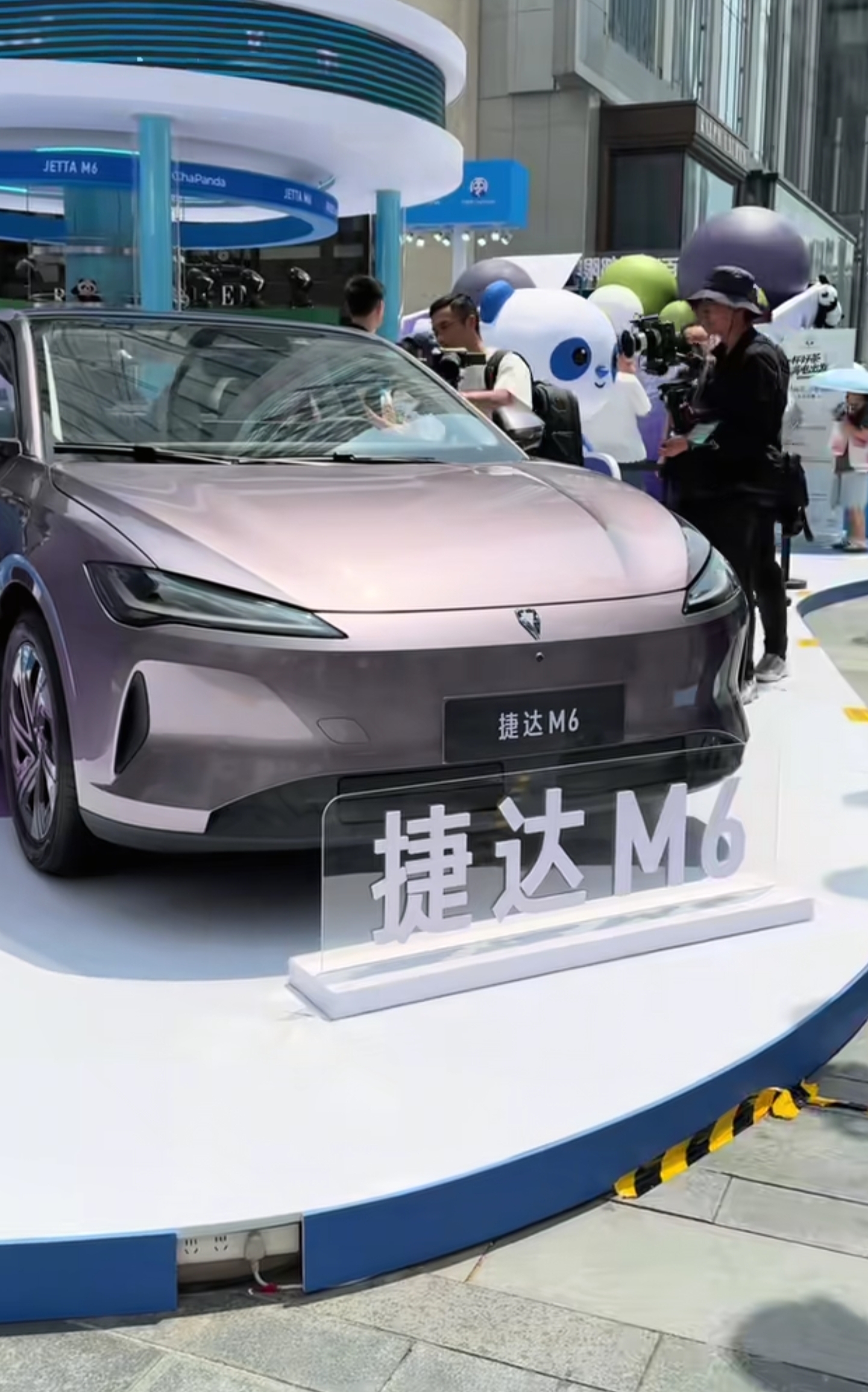 成都车展看捷达M6，这是捷达品牌全新紧凑型SUV，定位低于VS7主打性价比。外观延续捷达家族设计，点阵中网配LED大灯，车身线条硬朗，尾部简洁。优点是后排空间宽敞，地台不高，坐三人轻松，后备箱容积大，家用属性强。动力搭载1.5T发动机匹配6AT，平顺省油，底盘是MQB平台，滤震干脆。内饰走实用路线，