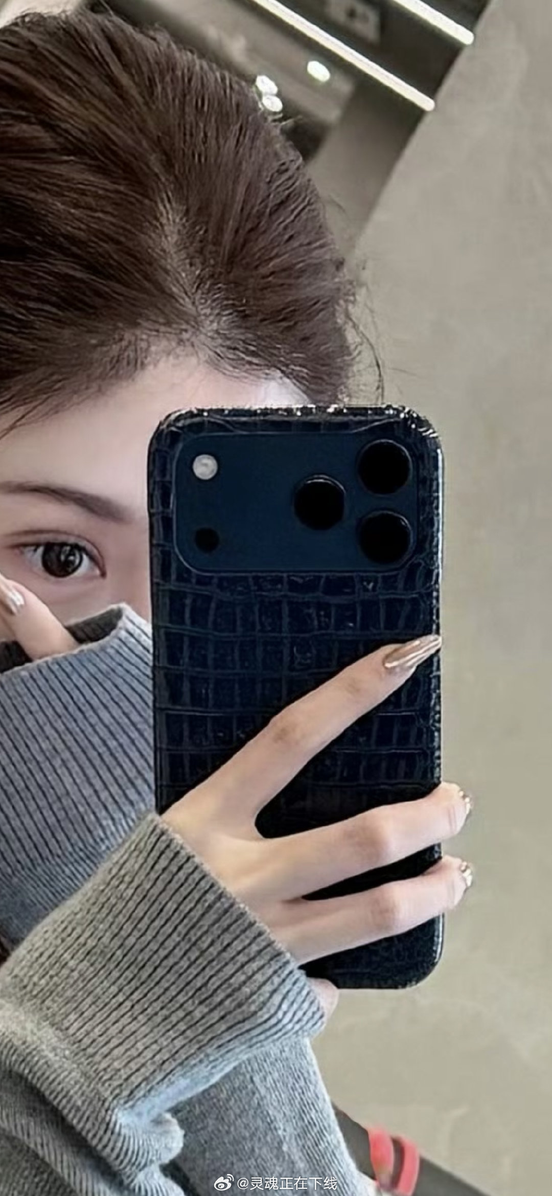 手上的iPhone 17 Pro突然就不香了！#手机涨价# ​