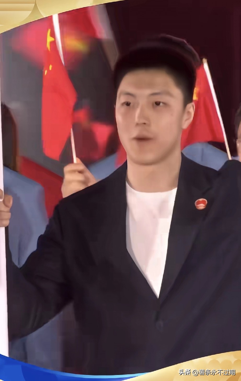 今天看不到莎头了
那就来欣赏一下我们的广东宏远队队长这个帅哥胡明轩吧。
这一届说不定是他的最后一届亚运会了
他应该也有太多的遗憾和不甘
在这么重要的日子
尽了自己的全力
亦未能战胜可恶的对手
听说20号还有一个铜牌赛
不知我们的篮球队能否领个银光灿灿的牌子回来呢？