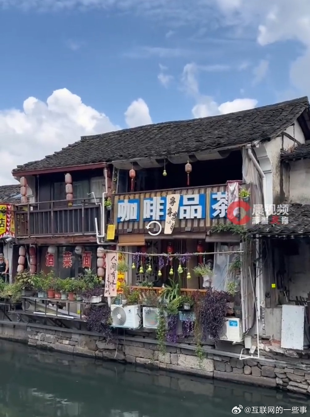 绍兴葫芦娃爷爷把自家七个葫芦全剪了，结果转头隔壁咖啡店直接挂上七个同款葫芦。

不得不说老板是真懂蹭热度，只是买来的仿真葫芦，只有流量外壳，没有真实的温度。

#葫芦娃爷爷隔壁咖啡店挂了7个葫芦# ​