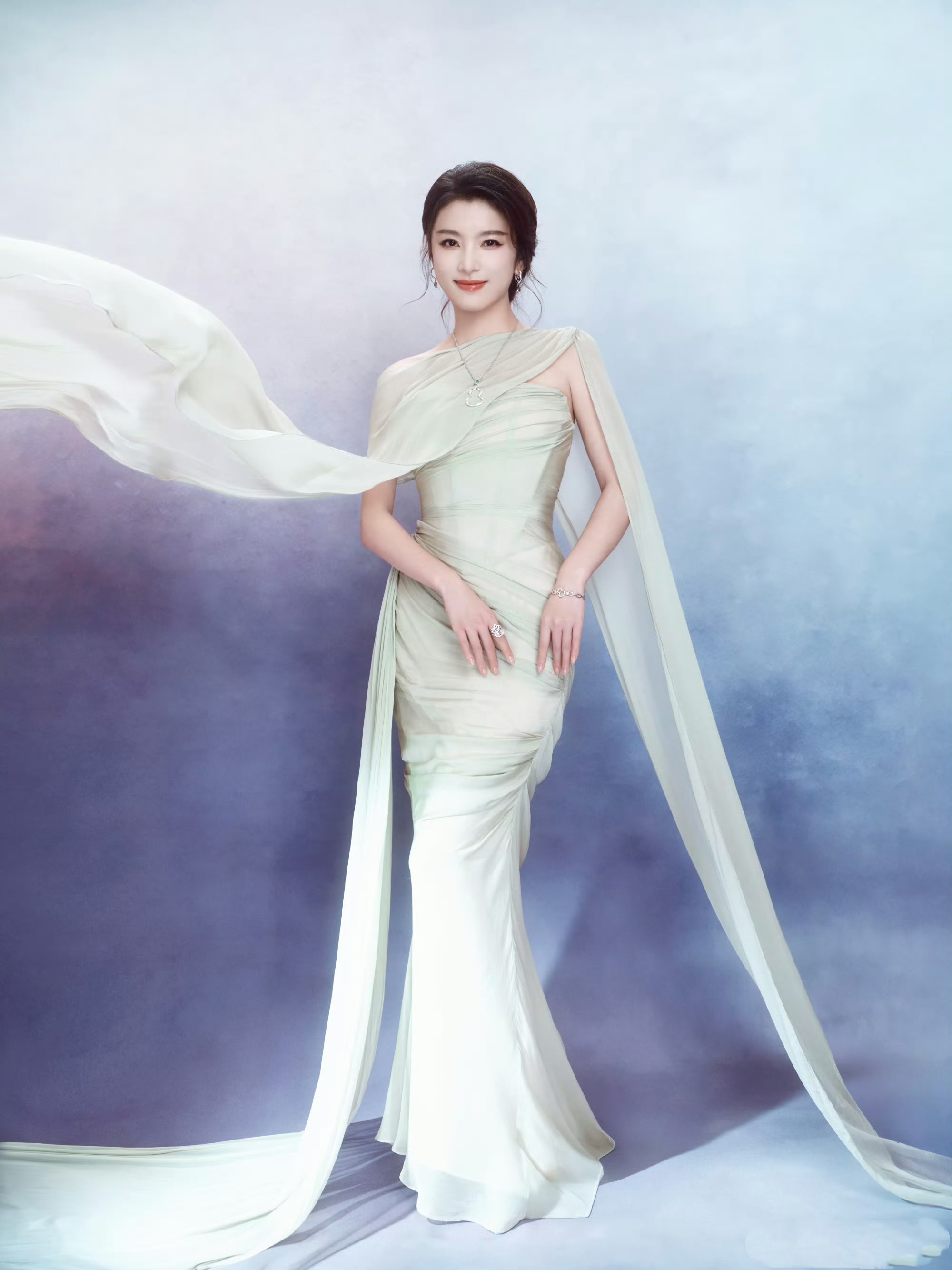 李云霄的美，极简概括就是四点：

1. 皮相端庄：标准的“国泰民安脸”，温润大气，天然去雕饰。
2. 气韵入骨：近二十年越剧功底沉淀，体态挺拔，举手投足皆是戏。
3. 刚柔并济：柔美外表下藏着侠气与韧性，极具角色张力。
4. 风骨清醒：不随波逐流，淡泊自持，专注艺术本身。