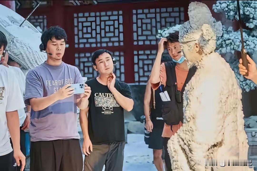 看完原著《兰香如故》韩梁的结局
我久久不能入睡
39岁死谏被冻成冰雕死后无人敢收尸

原著中韩梁这个人清正、刚直，30几岁时已经官拜尚书，为了弹劾当时新帝的宠信宦官曹公公跪在御书房门外一夜，大雪把他全身包围。

书中是这么写的：跪在御书房外一宿，大雪埋到膝盖，人硬了都没倒。天快亮的时候小内侍伸手探鼻